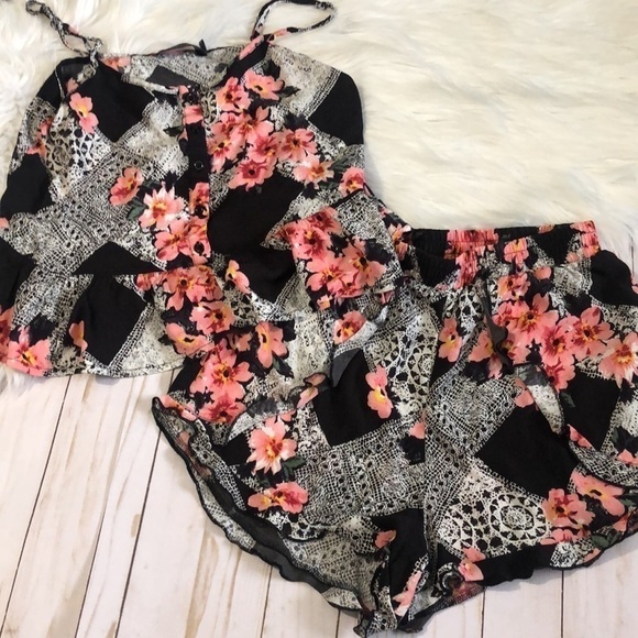 MinkPink Gardner Cami and Shorts set small - Picture 3 of 10